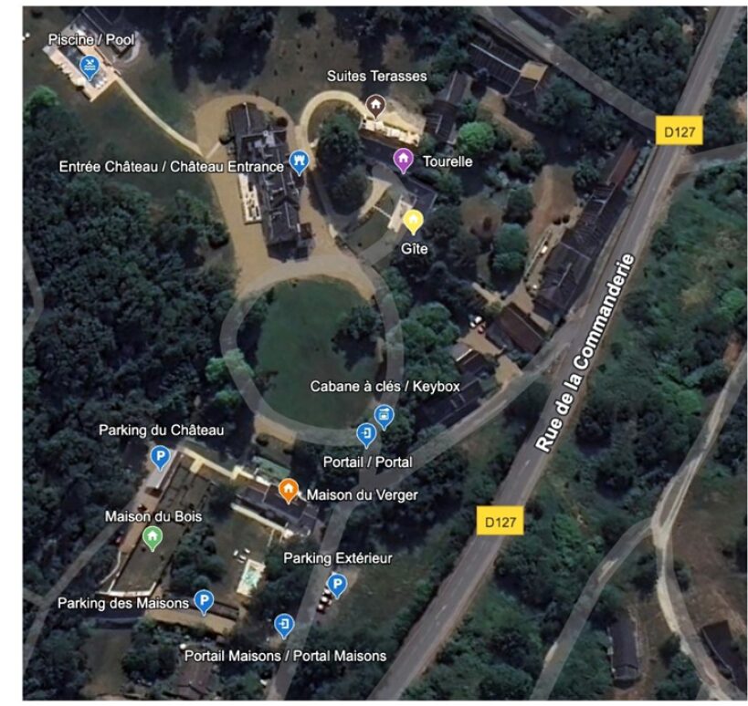 Plan du domaine avec l'emplacement des hébergements, parkings, portail et cabane à clés